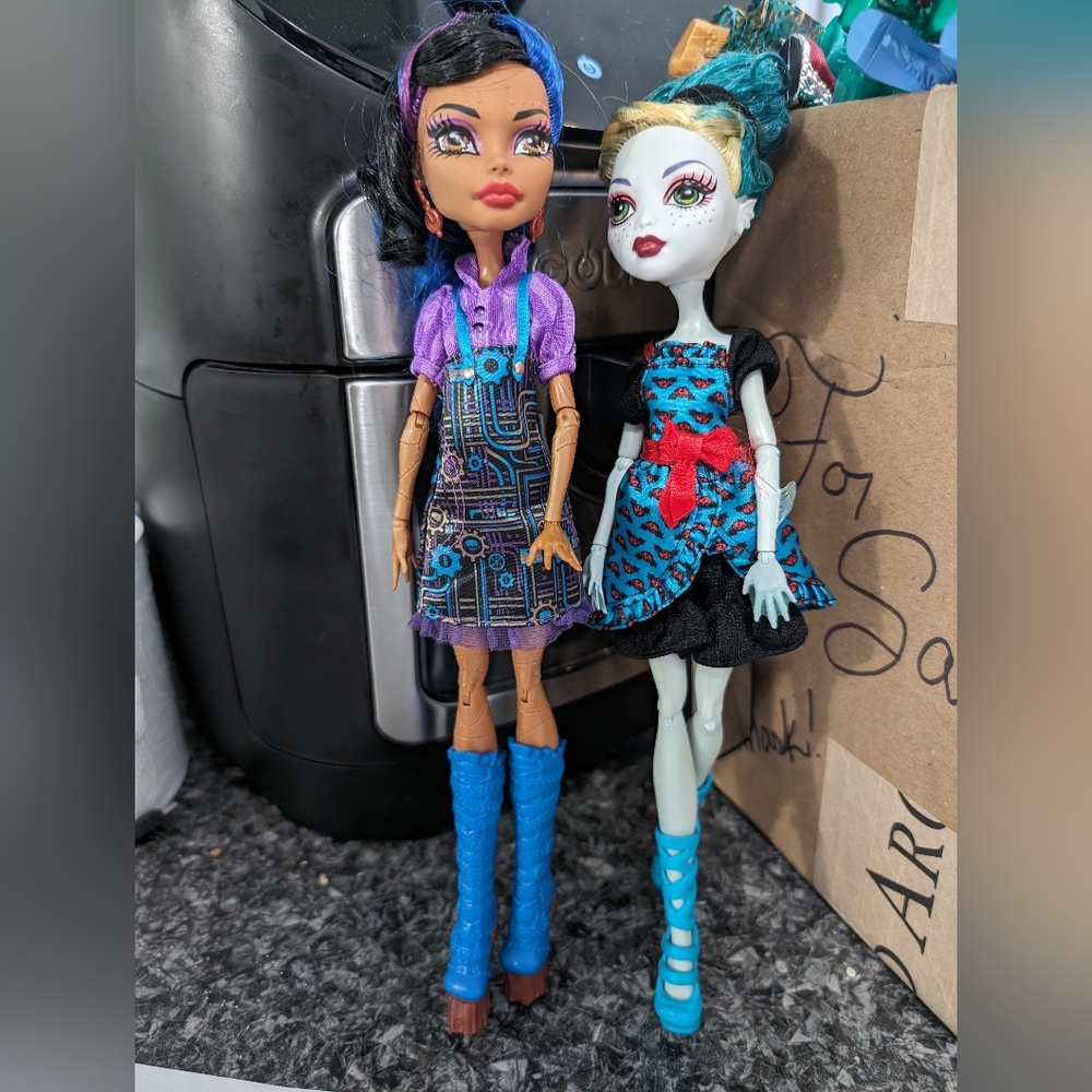 Bundle of Monster High dolls